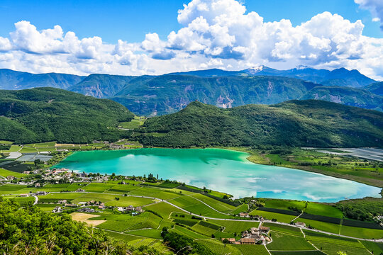 Altenburg, Kalterer See, See, Lago di Caldaro, Kaltern, Caldaro, Tramin, Weinstrasse, Weinberge, Obstb&auml;ume, Wanderweg, Klughammer,  S&uuml;dtirol, Etschtal, Etsch, &Uuml;beretsch, Fr&uuml;hling, Sommer, Italien