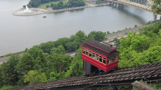 The view of the historic Duquesne Incline and funicular railway climbing Mount Washington and the panoramic view of the downtown skyline near Pittsburgh, Pennsylvania, U.S.A 