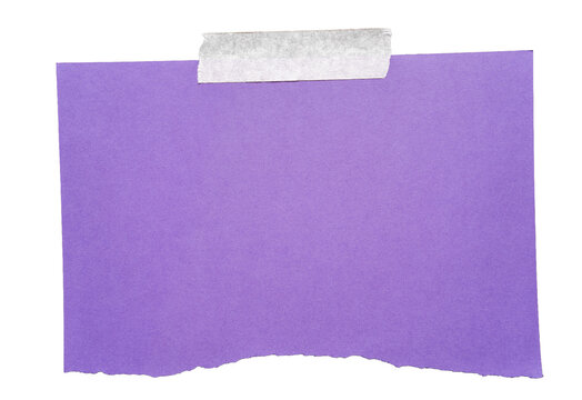 Nota de papel morado con cinta adhesiva y borde inferior rasgado aislada sobre fondo negro para dise&ntilde;o gr&aacute;fico