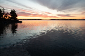 Obraz premium Stunning autumn sunrise over the big Rideau Lake in Ontario Canada