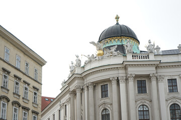 Obraz premium Ornate historic building with dome and sculptures against sky