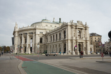 Obraz premium Vienna State Opera building exterior on a cloudy day