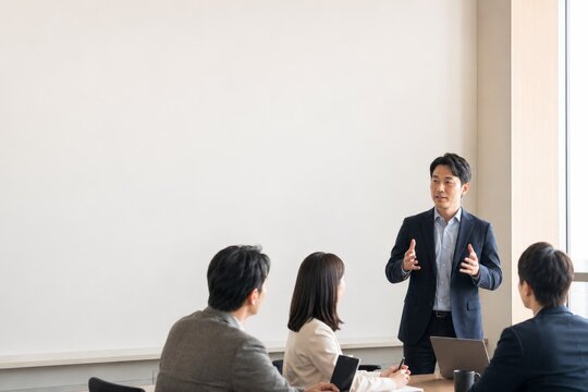 동료들에게 업무 방향을 설명하는 한국인 비즈니스 리더
