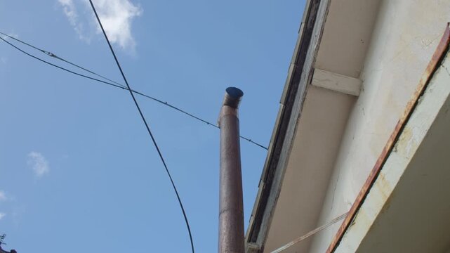 煙が出ている煙突 A chimney emitting smoke