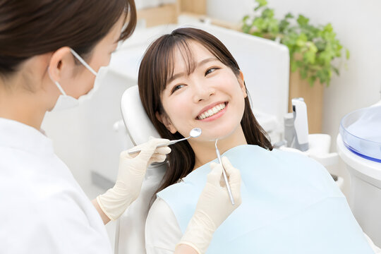 笑顔で歯科検診を受ける若い日本人女性