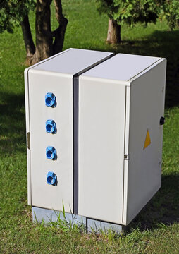 Electric distribution cabinet with socket
