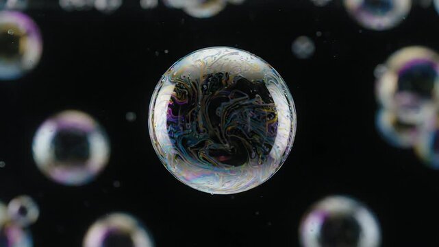 黒背景に漂う虹色の泡