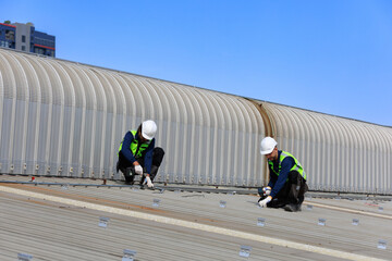 solar energy renewable photovoltaic electricity power sustainability sustainable net zero.Technicians install rooftop solar systems to advance renewable energy, ESG and net zero goals with clean. © DK_STUDIO