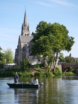 Barque de p&eacute;cheurs devant &eacute;glise de Sabl&eacute;-sur-Sarthe
