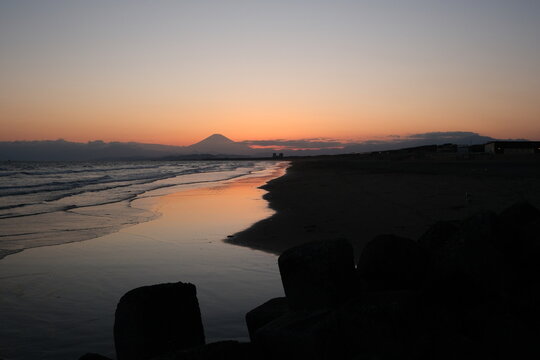 湘南海岸公園にて、日没後のオレンジ色に染まる富士山のシルエット　夕景
