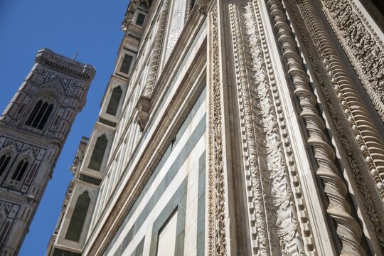 Detailed marbled columns and ornaments, decorative floral reliefs and textures, marble, fa&ccedil;ade, Santa Maria del Fiore Cathedral, Duomo by Filippo Brunelleschi, UNESCO World Heritage Site, Old Town, Florence, Tuscany, Italy