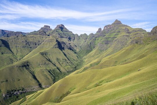 Mountain landscape of the Cathedral Range, view of Cathedral Peak or Cathedral Piek or Mponjwana, Drakensberg Mountains, KwaZulu-Natal, South Africa