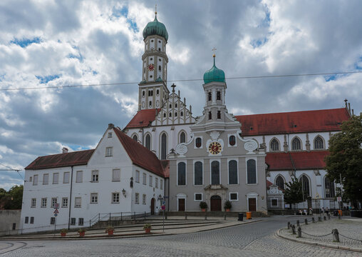 Augsburg, Stadtbummel durch das historische Ulrichsviertel in der Altstadt mit Blick auf die p&auml;pstliche Basilika St. Ulrich der romantischen Schwabenstadt am Lech. Schwaben, Bayern, Deutschland.