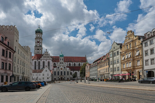 Augsburg, Stadtbummel in Augsburgs Prachtstrasse, Maximiliansstrasse, mit Blick auf die Basilika St. Ulrich und Afra, in der romantischen Schwabenstadt am Lech. Schwaben, Bayern, Deutschland.
