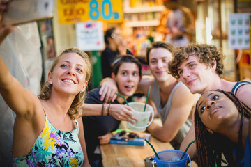 Obraz premium Friends enjoying vibrant street selfie
