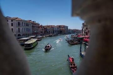 Venedig – Blick von der Rialtobrücke über den Canal Grande mit Gondeln und Palästen © Andrin