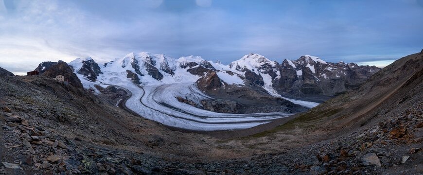 Gletscher mit Piz Bernina und Piz Pal&uuml; am Morgen &ndash; Morgenstimmung &uuml;ber der Berninagruppe, Engadin