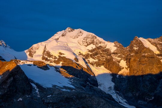 Piz Bernina bei Sonnenaufgang von der Diavolezza &ndash; Morgenrot &uuml;ber der Berninagruppe, Engadin