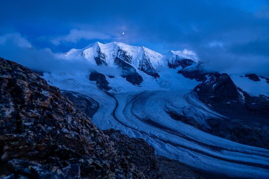 Gletscher mit Piz Bernina und Piz Pal&uuml; bei Nacht mit Mond &ndash; Mondlicht &uuml;ber der Berninagruppe, Engadin