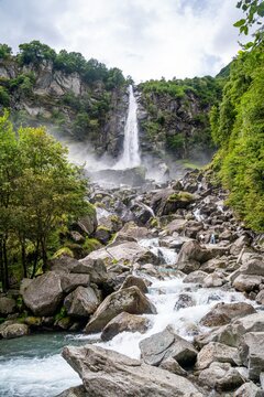 Wasserfall von Foroglio im Tessin &ndash; Cascata di Foroglio im Val Bavona, Vallemaggia