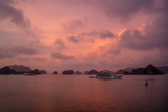 Halong-Bucht bei Sonnenuntergang &ndash; Abendstimmung &uuml;ber den Kalksteinfelsen, Vietnam