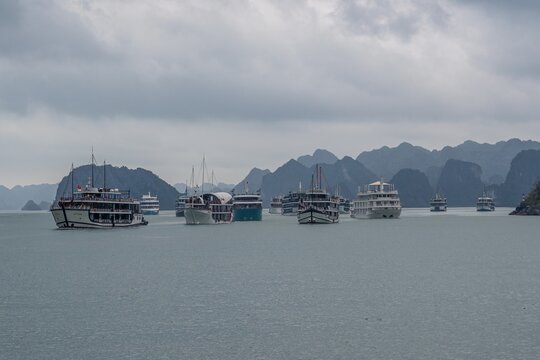 Halong-Bucht mit Schiffen am Tag &ndash; Dschunken zwischen Kalksteinfelsen, Vietnam