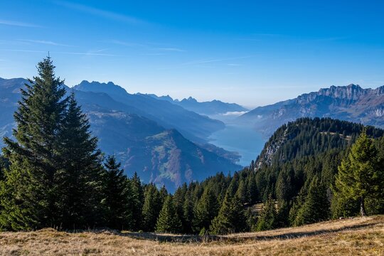 Blick auf den Walensee von Palfries im Herbst &ndash; Herbststimmung &uuml;ber dem See mit Churfirsten