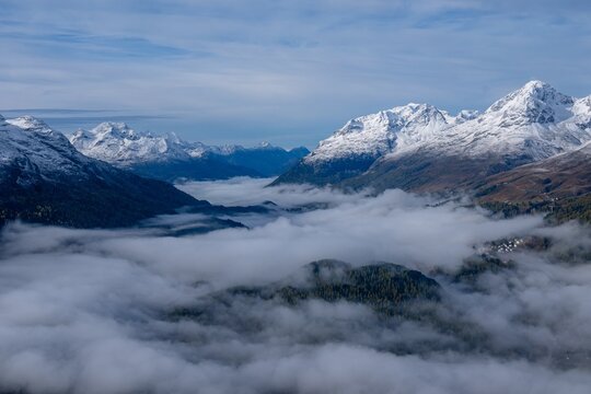 Blick von Muottas Muragl im Herbst mit erstem Schnee und Nebel &ndash; Oberengadin, Graub&uuml;nden