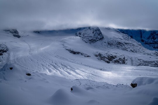 Blick von der Diavolezza &uuml;ber den Gletscher auf die Berge im Nebel &ndash; Berninagruppe, Engadin
