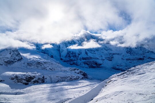 Blick von der Diavolezza &uuml;ber den Gletscher auf die Berge im Nebel &ndash; Berninagruppe, Engadin