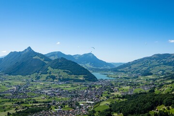 Fototapeta premium Blick aus dem Gleitschirm Richtung Brunnen am Vierwaldstättersee – Luftaufnahme über der Zentralschweiz