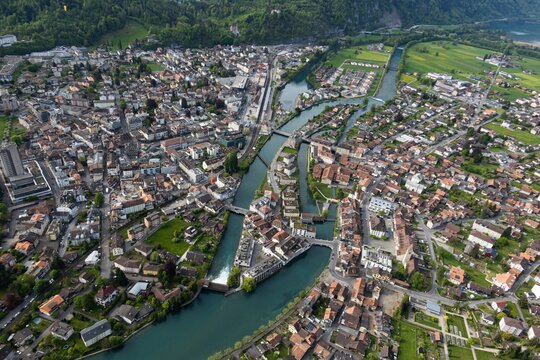 Thun von oben aus dem Gleitschirm &ndash; Luftaufnahme der Stadt am Thunersee, Berner Oberland
