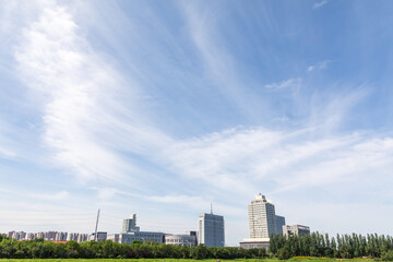 Naklejka premium Suburban buildings and clouds in the sky
