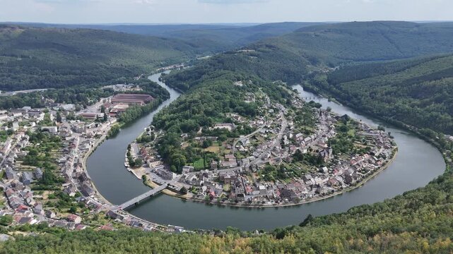 Vue a&eacute;rienne panoramique du village de Montherm&eacute;, en France dans les Ardennes. Une boucle de la rivi&egrave;re, la Meuse, entoure la ville. Juillet 2026