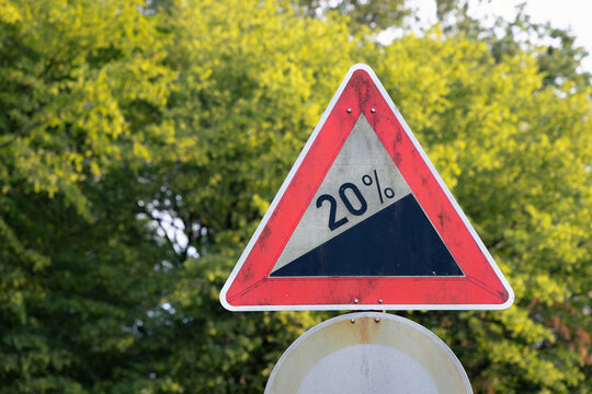 Verkehrszeichen warnt vor Anstieg von 20 Prozent