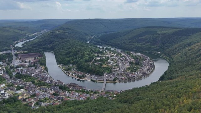 Vue a&eacute;rienne panoramique du village de Montherm&eacute;, en France dans les Ardennes. Une boucle de la rivi&egrave;re, la Meuse, entoure la ville. Juillet 2026