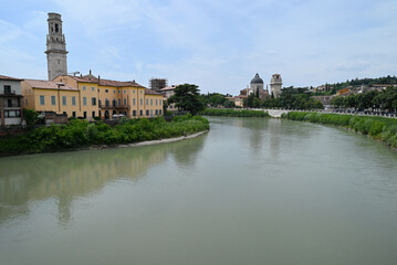 Obraz premium Rivière Adige à Vérone avec la cathédrale Sainte-Marie-Matricolare et l'église San Giorgio in Braida au second plan