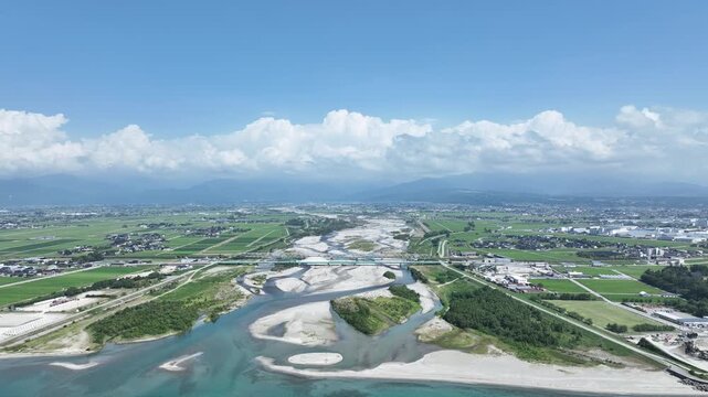 高気温であり高湿度でもある日本の富山県東部を流れる黒部川河口付近の様子と積乱雲