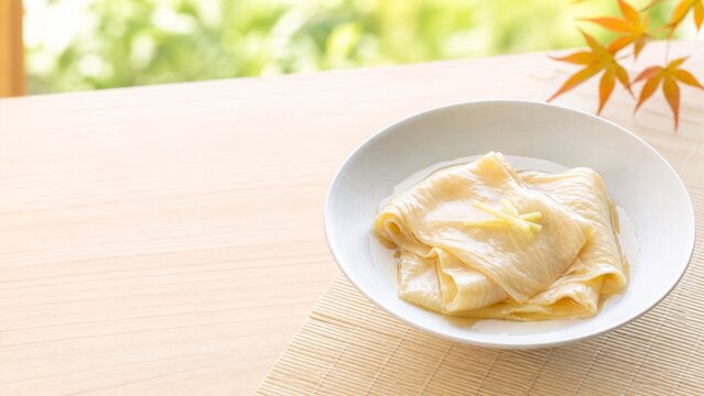 白い器に盛った湯葉のあんかけ 生姜を添えた初秋の和食小鉢