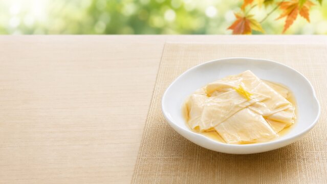 生姜を添えた湯葉のあんかけ 白い浅鉢の和風料理コピースペース