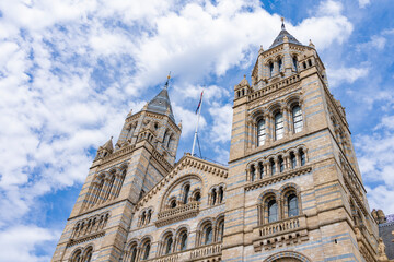 Fototapeta premium ロンドン自然史博物館の歴史的ファサードと青空 イギリス・ロンドン