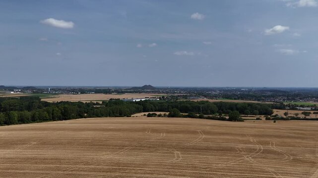 Bassin minier du Pas de Calais en France , avec les terrils jumeaux de Loos en Gohelle &agrave; l'horizon