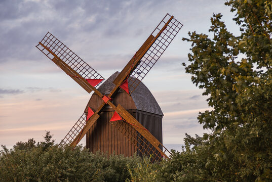 Windm&uuml;hle in Greifswald-Eledna im sommerlichen Abendlicht