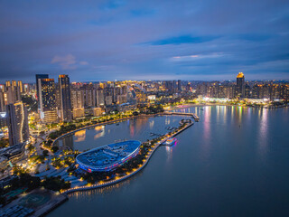 Obraz premium Zhanjiang Jinshawan bay night view with illuminated cityscape along the riverside