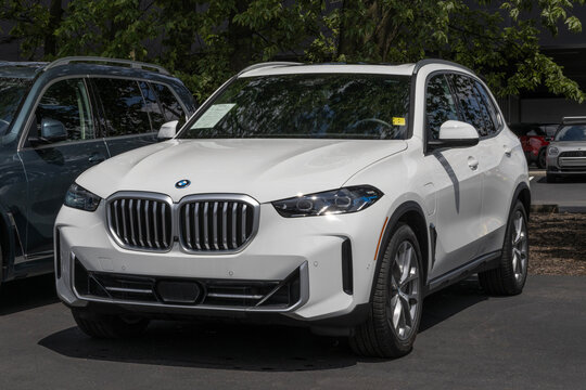 Used BMW X5 xDrive50e SUV display. With pricing concerns, BMW is buying and selling pre-owned cars to meet demand. MY:2026