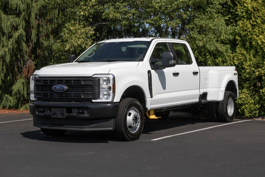 Ford F-350 Super Duty DRW 4X4 Super Crew pick up display. Ford offers the F350 with a 6.8L V8 gasoline engine. MY:2026