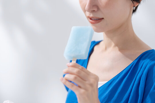 アイスを食べる女性