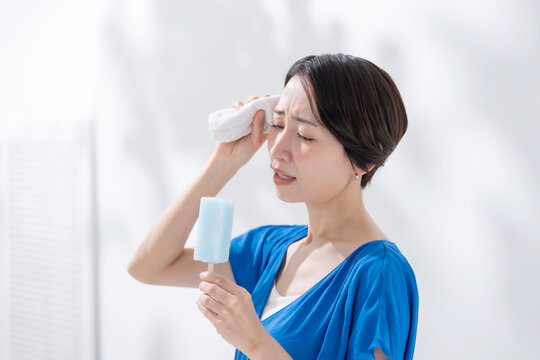 アイスを食べる女性