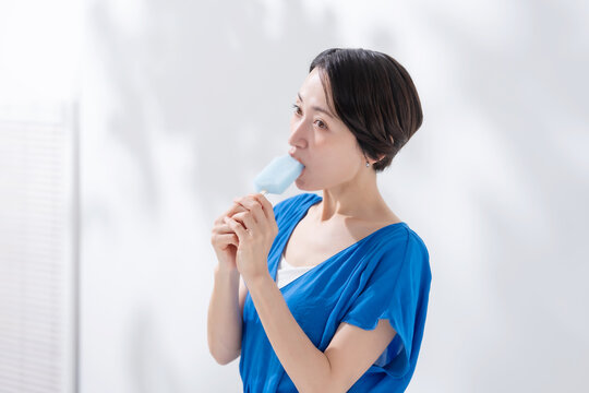 アイスを食べる女性