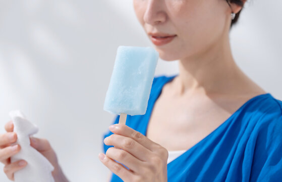 アイスを食べる女性